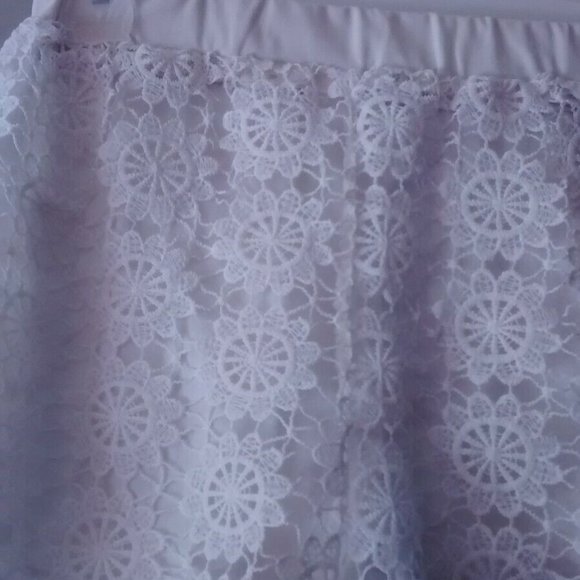 Cream Lace Shorts size Small - Picture 4 of 4